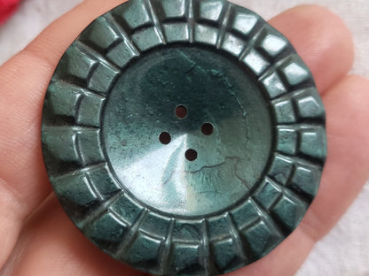 Gros bouton ancien XXL travaillé vert foncé 4,4 cm ref 2495