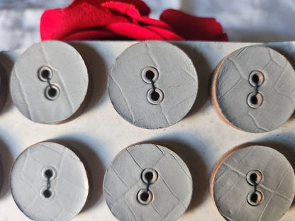 Plaque de 11  boutons anciens en cuir gris gros 2,8 cm à trous
