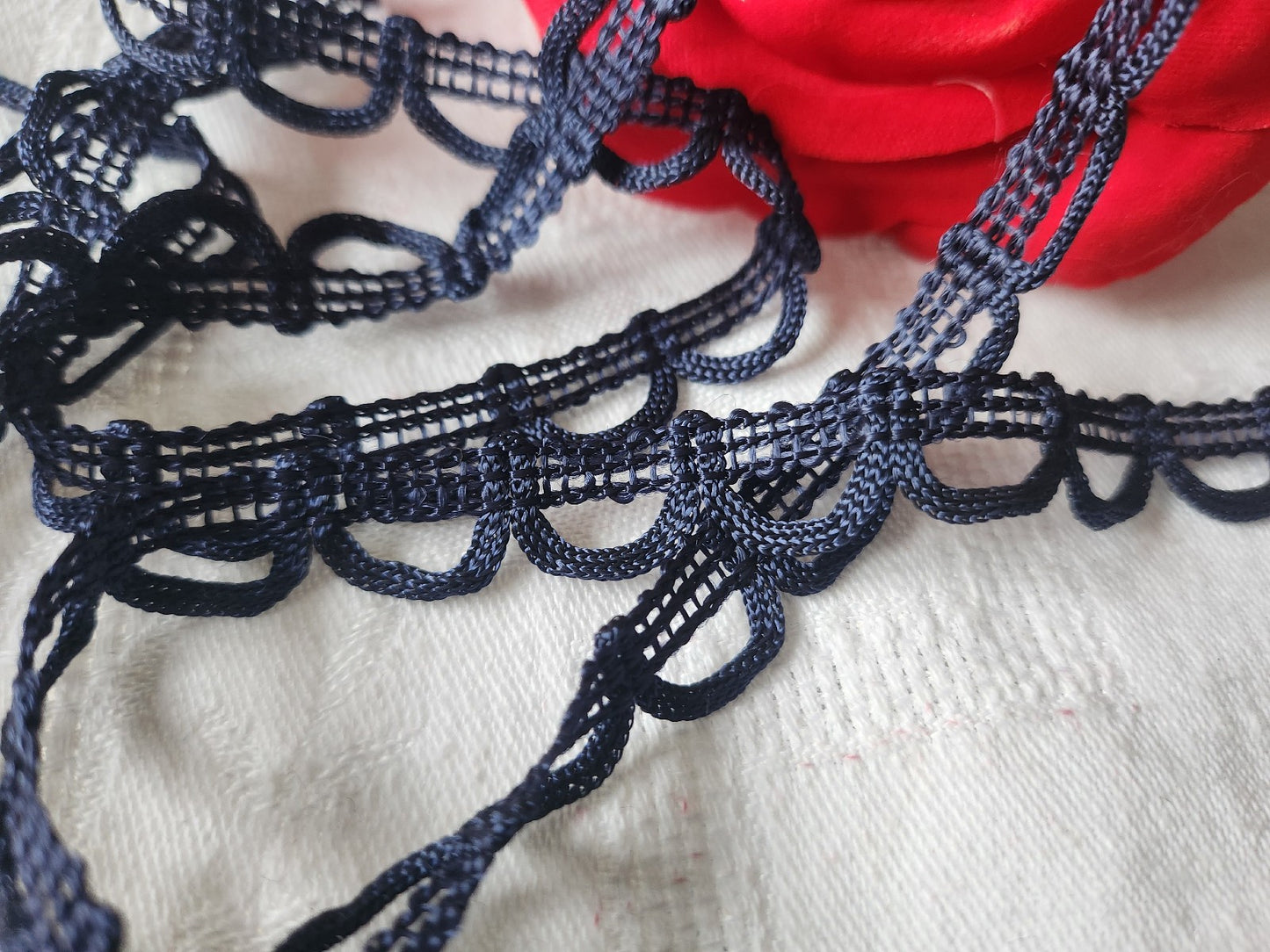 Galon /dentelle vintage bleu foncé 3 métres sur 1,2 cm A2