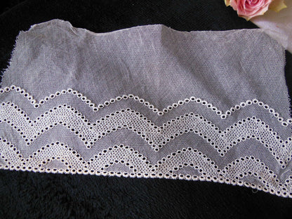 Petit coupon large dentelle broderie tulle incrustation  25  cm sur 13 cm T15-56
