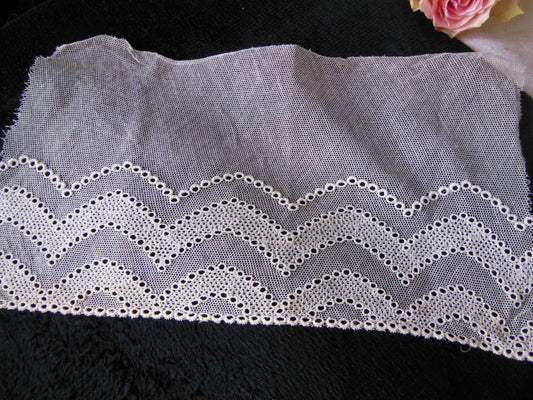 Petit coupon large dentelle broderie tulle incrustation  25  cm sur 13 cm T15-56