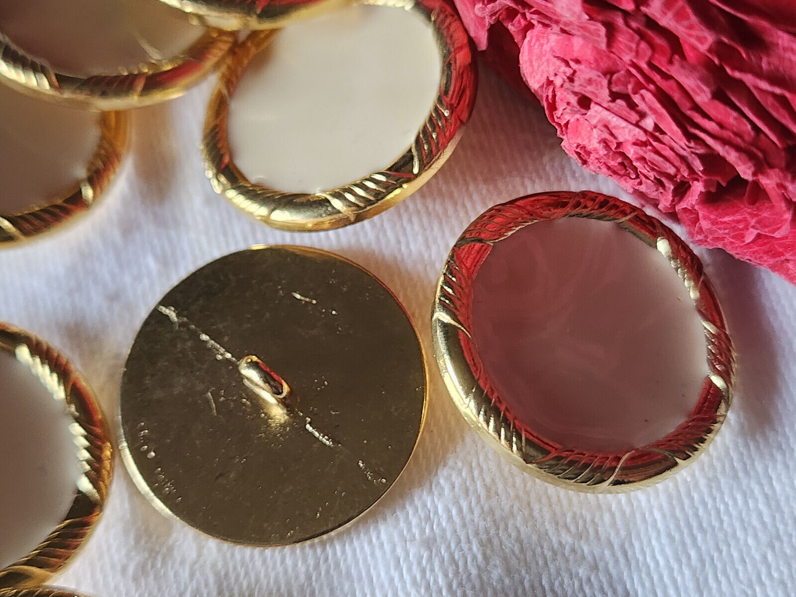 Lot 6 boutons vintage en métal doré créme  lourd pied  2,5 cm ref 3348