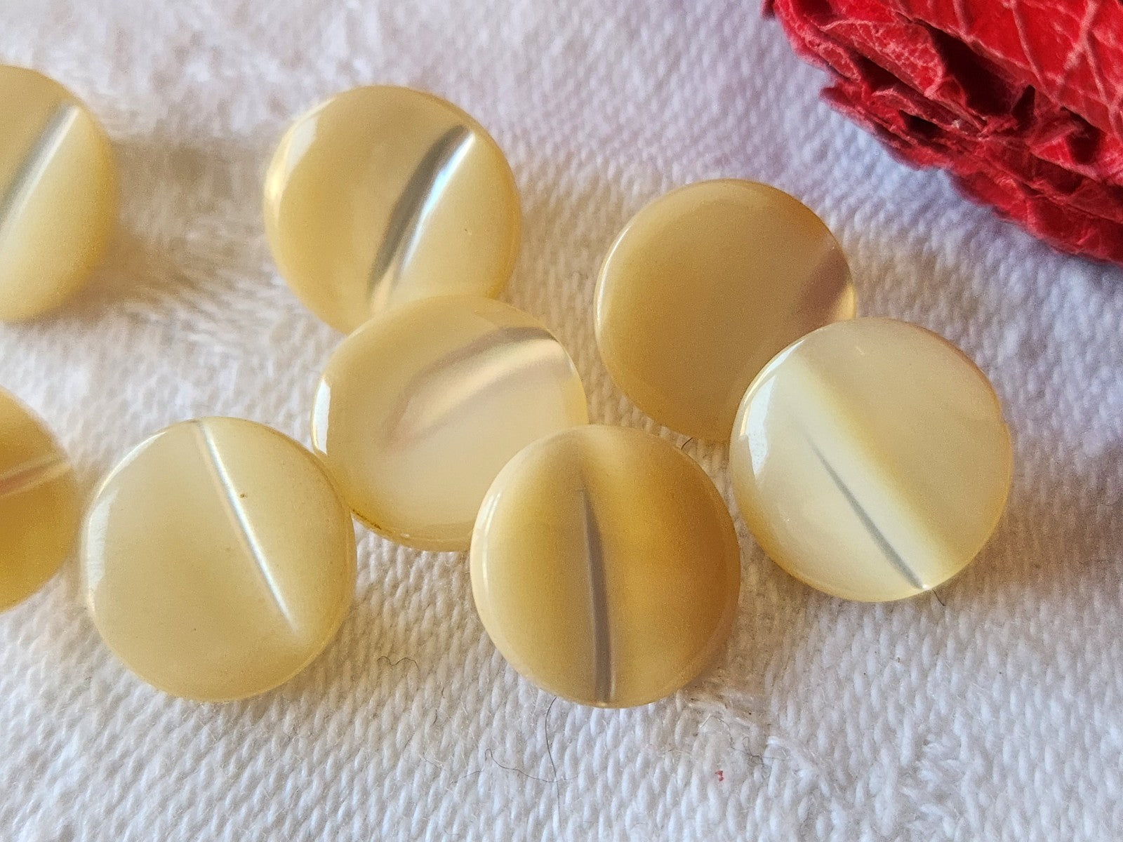 lot 8 boutons anciens en nacre beige lisse pied  1,1 cm ref 5039