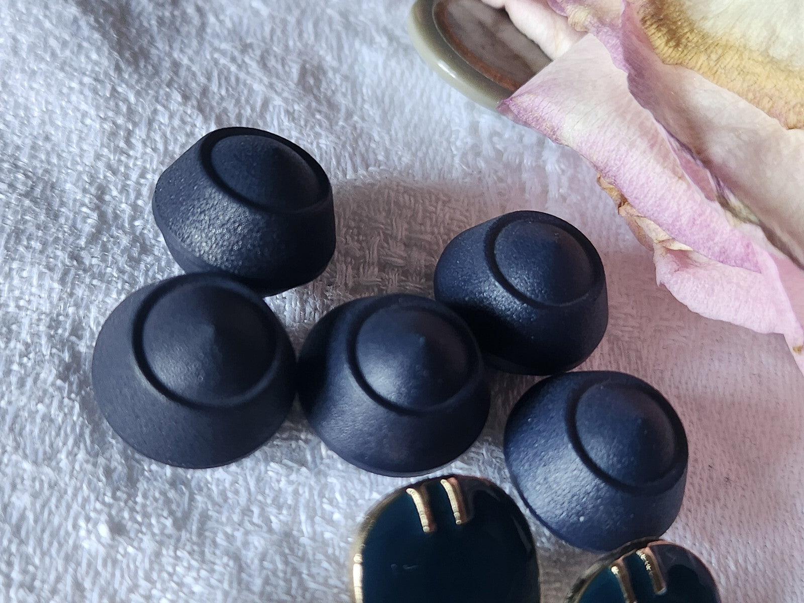Lot 10 boutons vintage bleu pied 2 séries 1,4 et 1,3 cm ref 0860