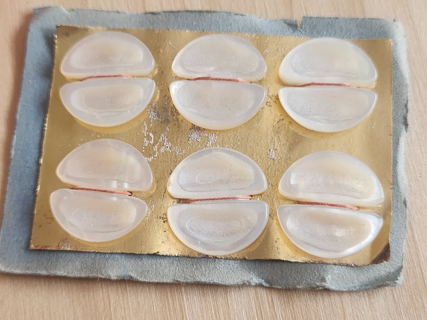 Rare petite plaque boutons anciens en nacre  1,7 cm  lot de 6 n°70