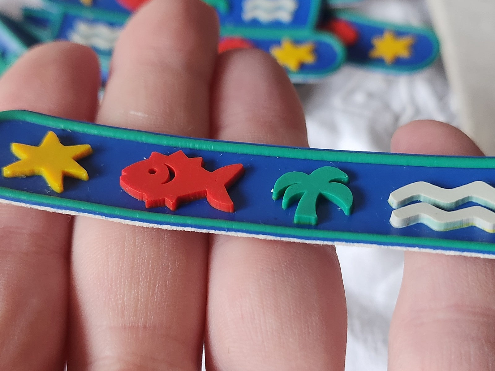 Lot 10 ornement en plastique souple plage poisson 8,5 cm sur 1,7 cm T3
