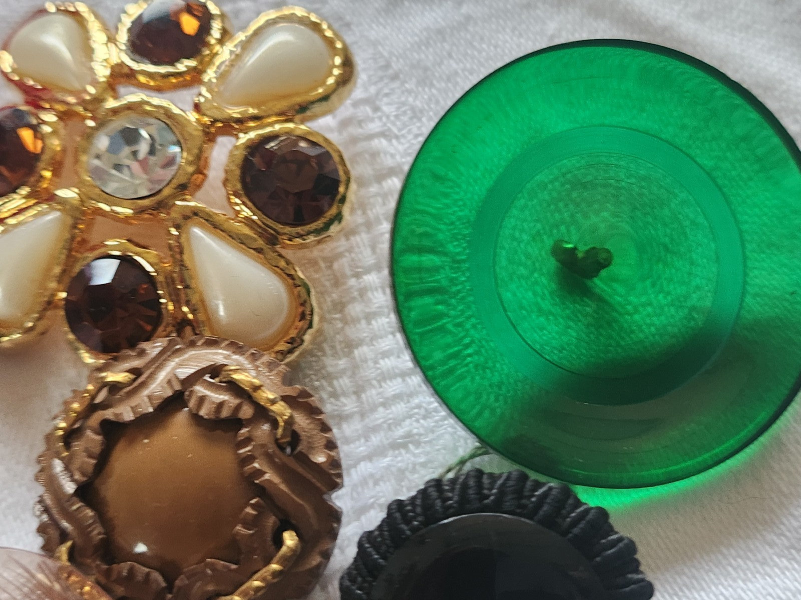 Collection lot 6 boutons anciens originaux diamètre au maximum: 4,3 cm ref 2477