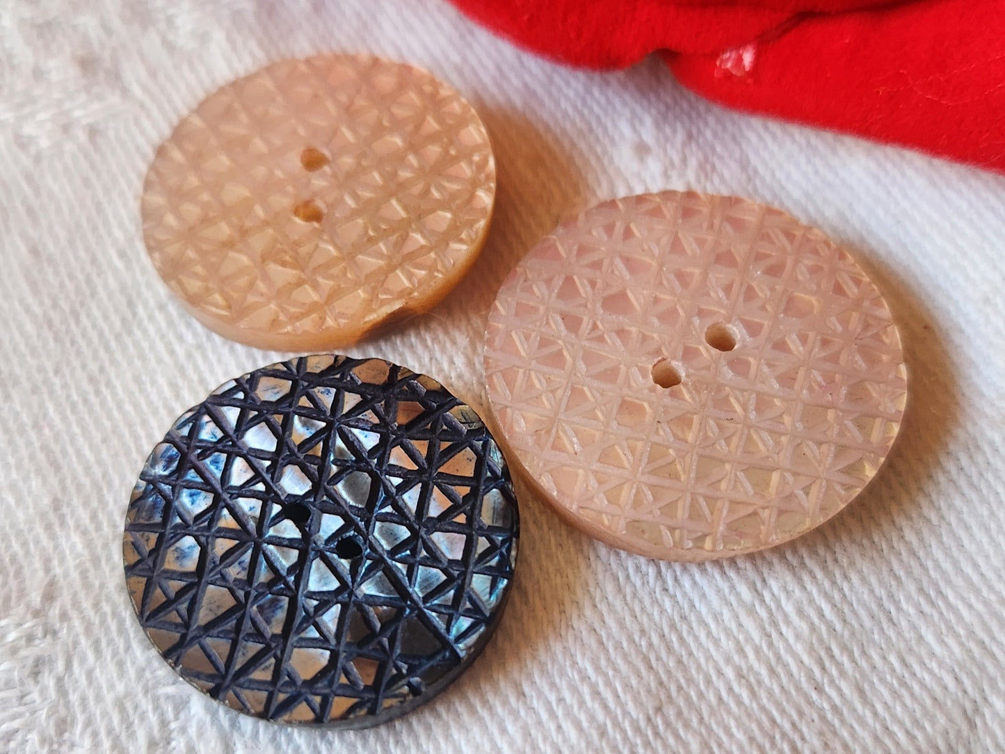 Collection  trio boutons ancien en nacre ciselé  2 et 2,3 cm rose bleu D11D