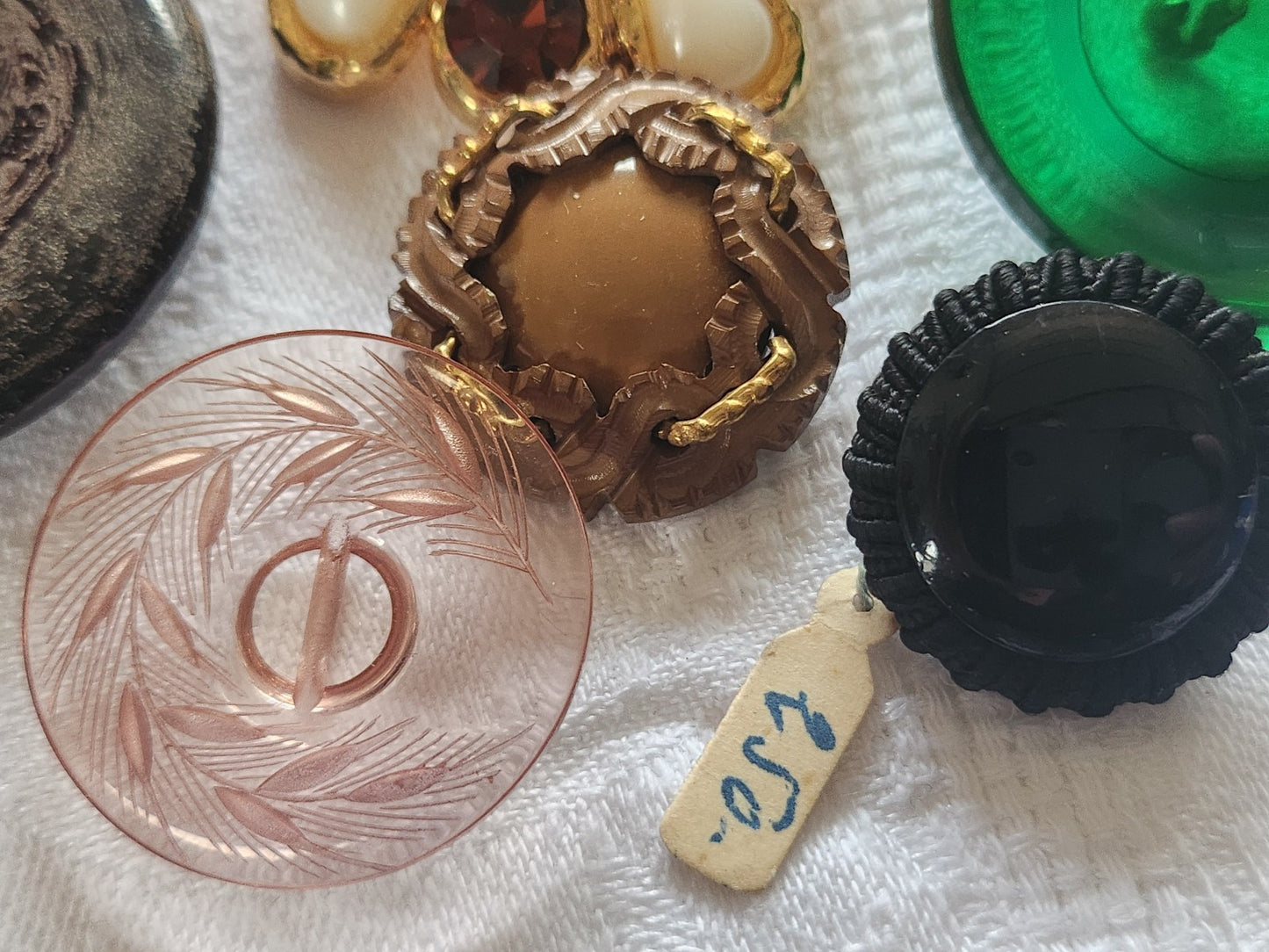 Collection lot 6 boutons anciens originaux diamètre au maximum: 4,3 cm ref 2477
