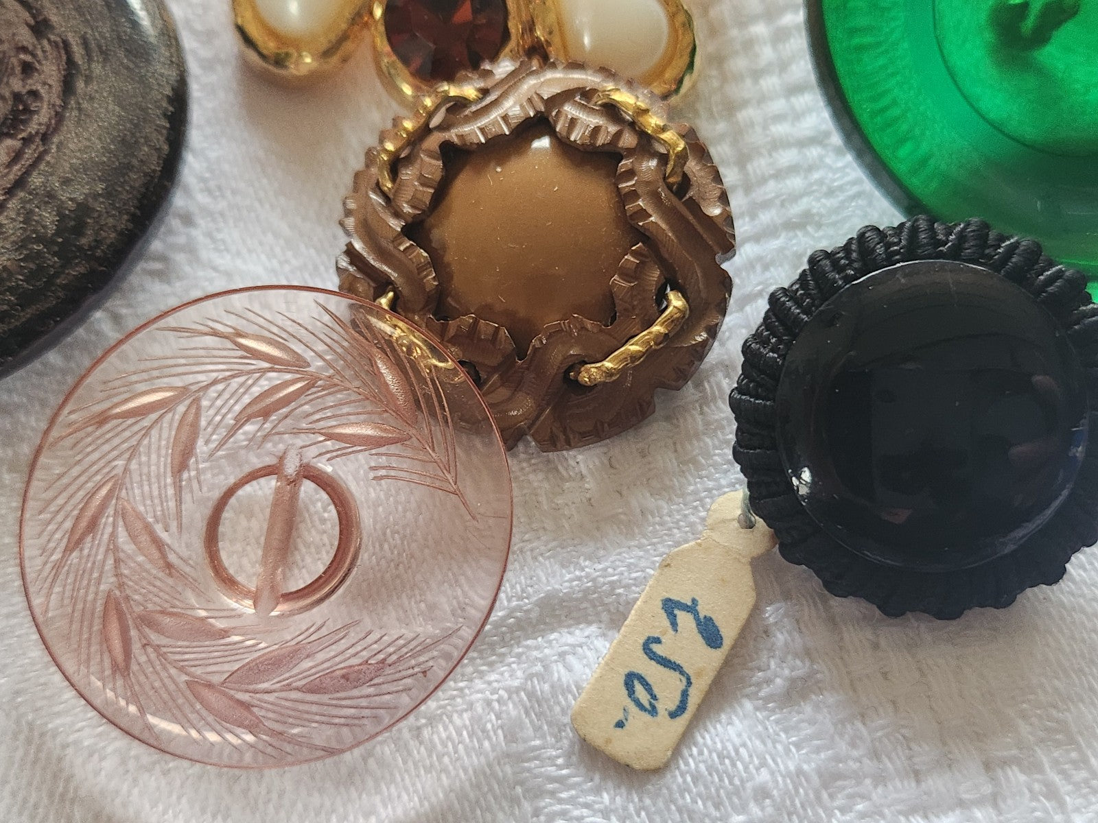 Collection lot 6 boutons anciens originaux diamètre au maximum: 4,3 cm ref 2477