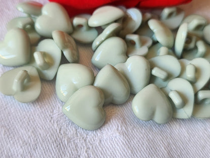 Lot 15 boutons vintage vert en forme de coeur pied  1,5 cm ref 620
