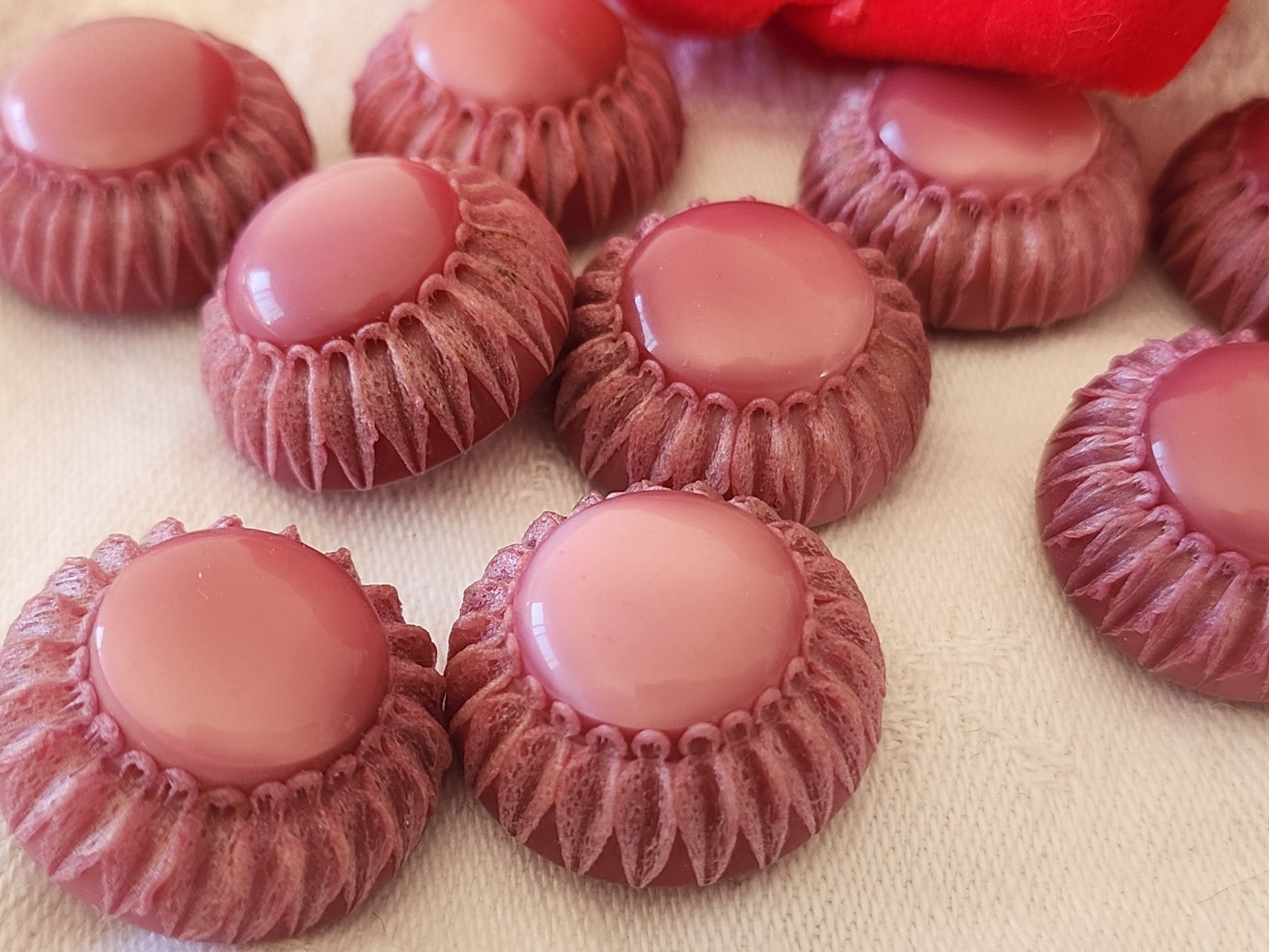 Lot 5 superbes boutons vintage à pied rose  bord texturé 2,3 cm pied ref 6081