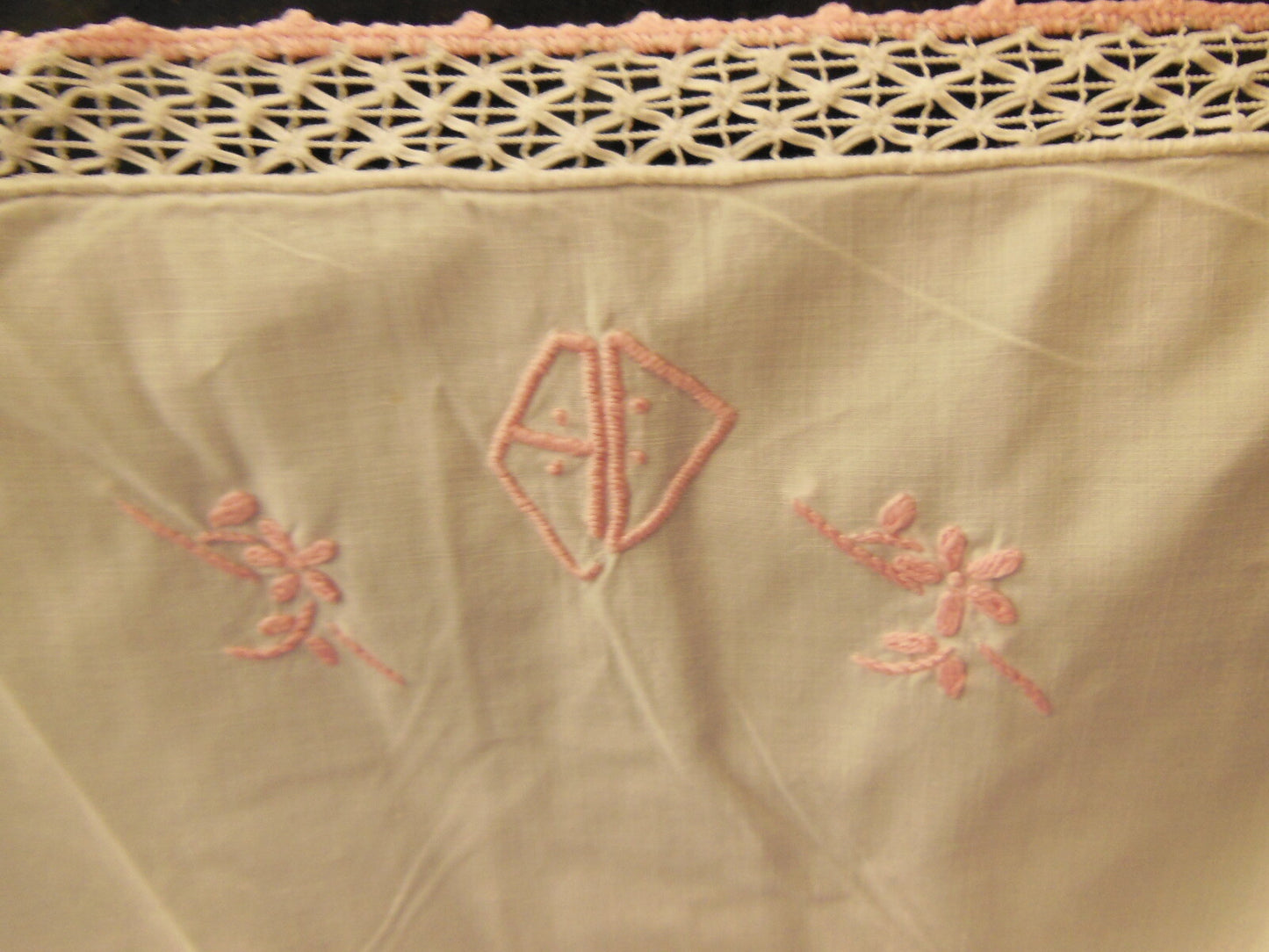Chemise de nuit ancienne broderie rose monogramme AD  B1