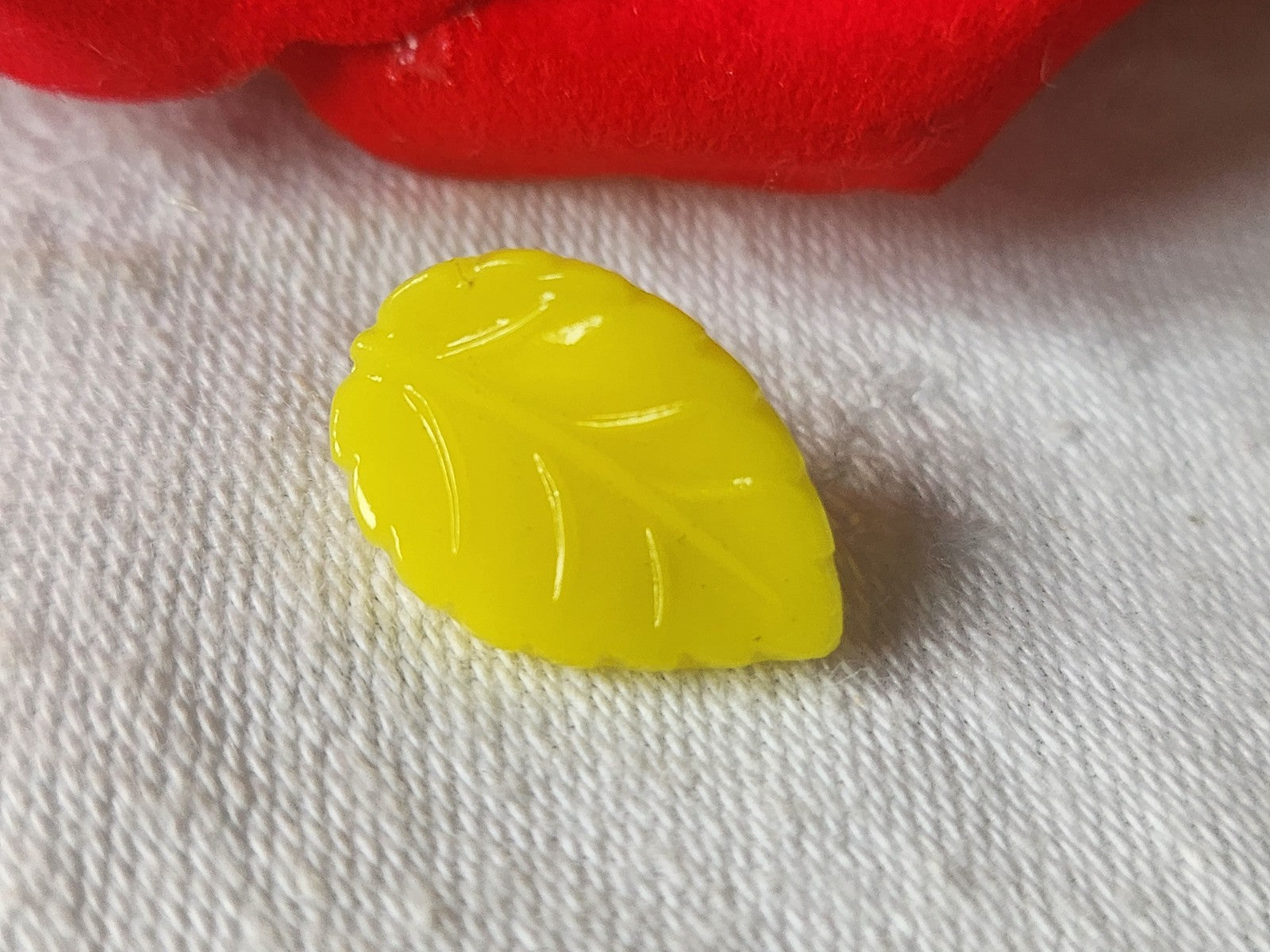 Bouton ancien en verrejaune feuille travaillé vintage 1,2 sur 1,8  cm D9L