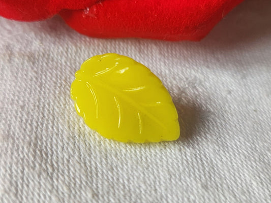 Bouton ancien en verrejaune feuille travaillé vintage 1,2 sur 1,8  cm D9L