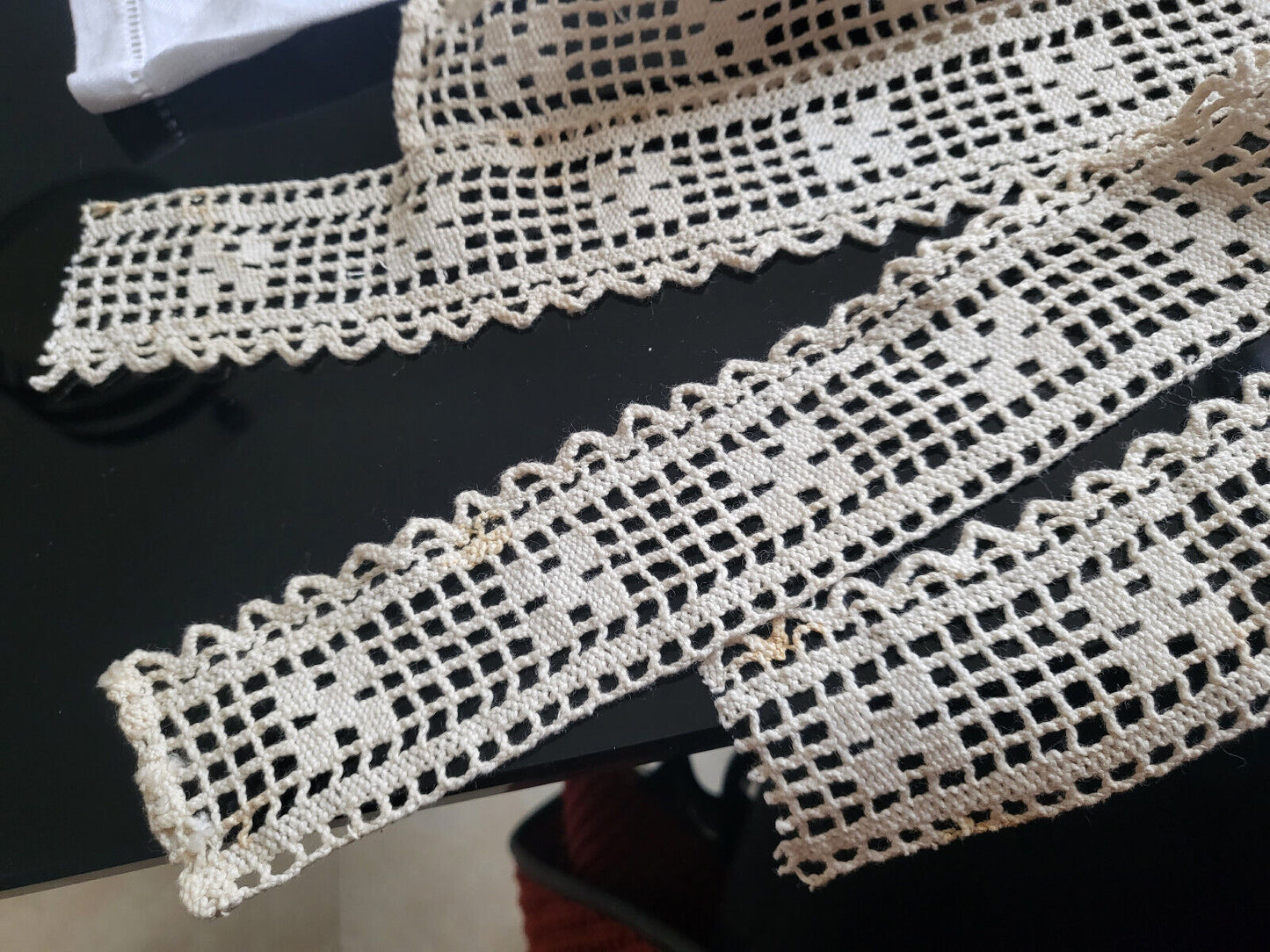 Dentelle large ancienne plutôt épaisse main en 2 coupons 1 m15 et 95 cm sur 5 cm