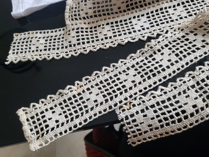 Dentelle large ancienne plutôt épaisse main en 2 coupons 1 m15 et 95 cm sur 5 cm