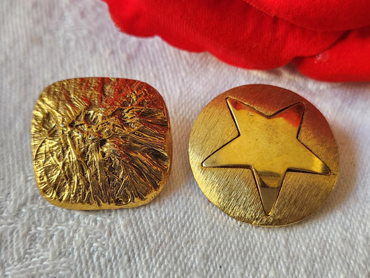 Duo boutons vintage en métal  doré à pied 2,1 cm et 2,4 cm D3K