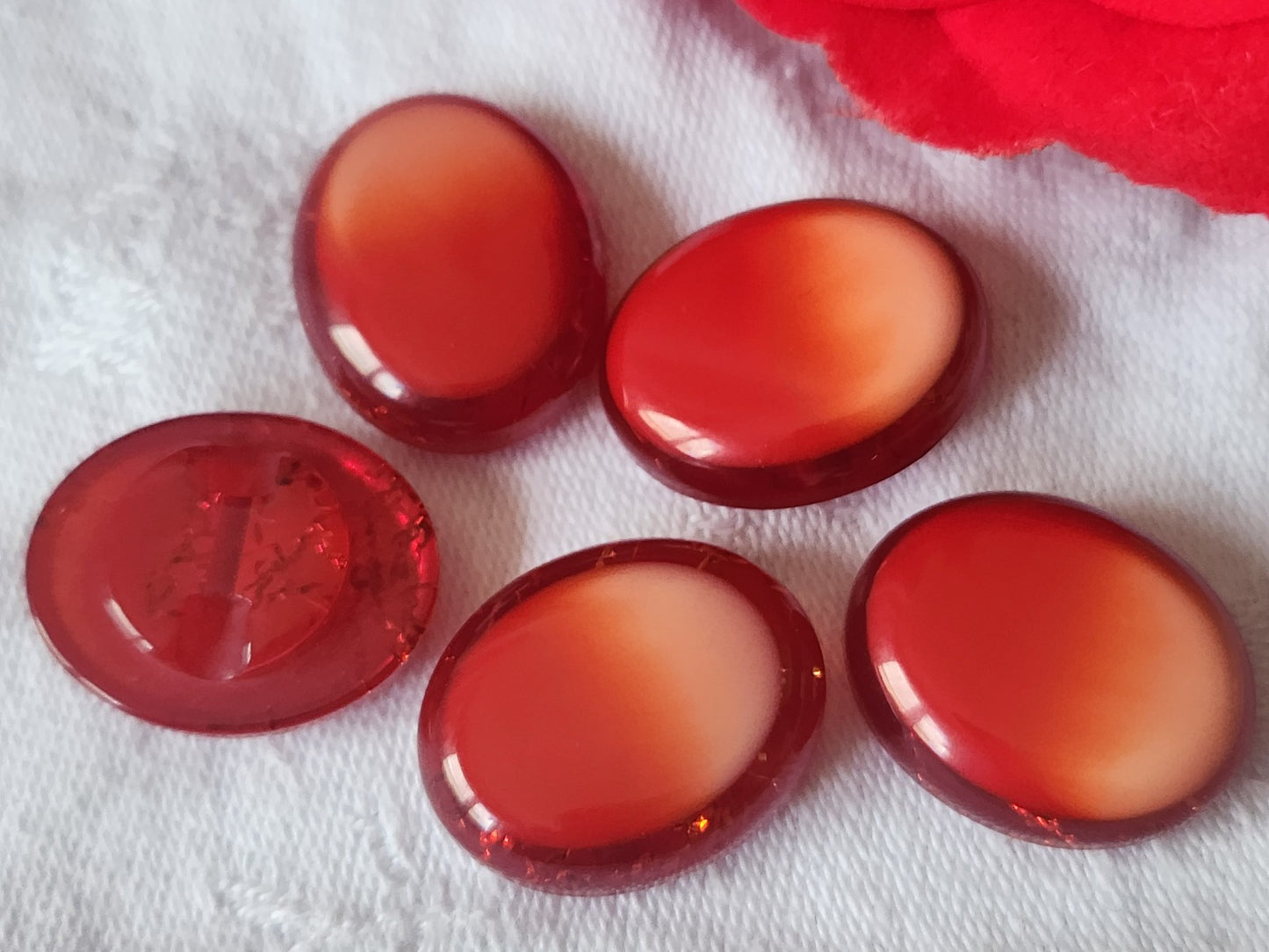 Lot 5 boutons vintage rouge ovale pied 1,8 cm sur 2,2 cm ref 2482