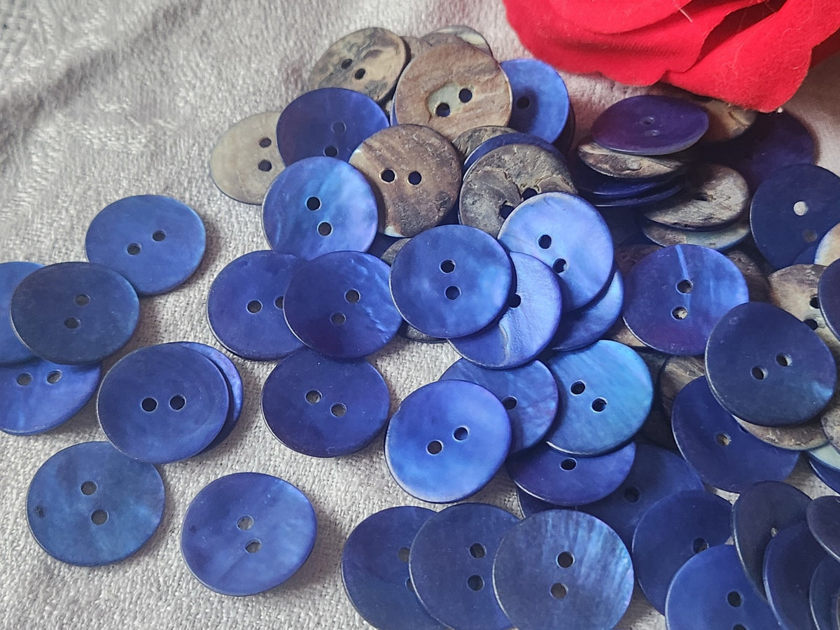 Lot 16 boutons en nacre bleu 2 trous diamètre: 1,8 cm  TC