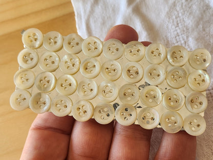 Plaque lot 36 boutons anciens en nacre blanc trous 1 cm corsage mini N°7