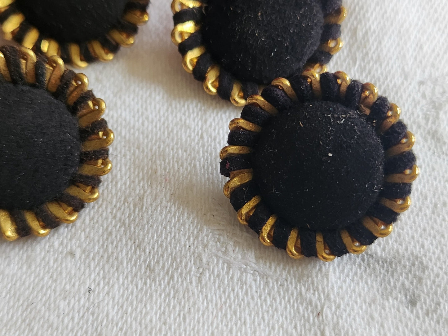 Collection lot 5 boutons ancien en métal ornement parurier 2,3 cm ref 1234