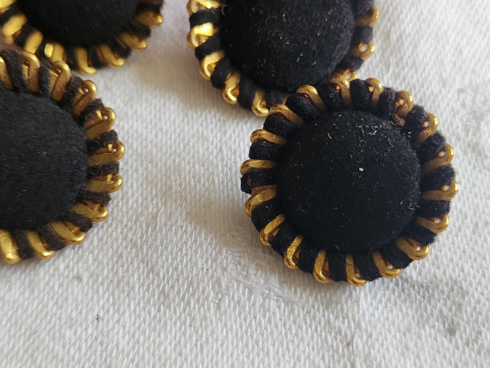 Collection lot 5 boutons ancien en métal ornement parurier 2,3 cm ref 1234