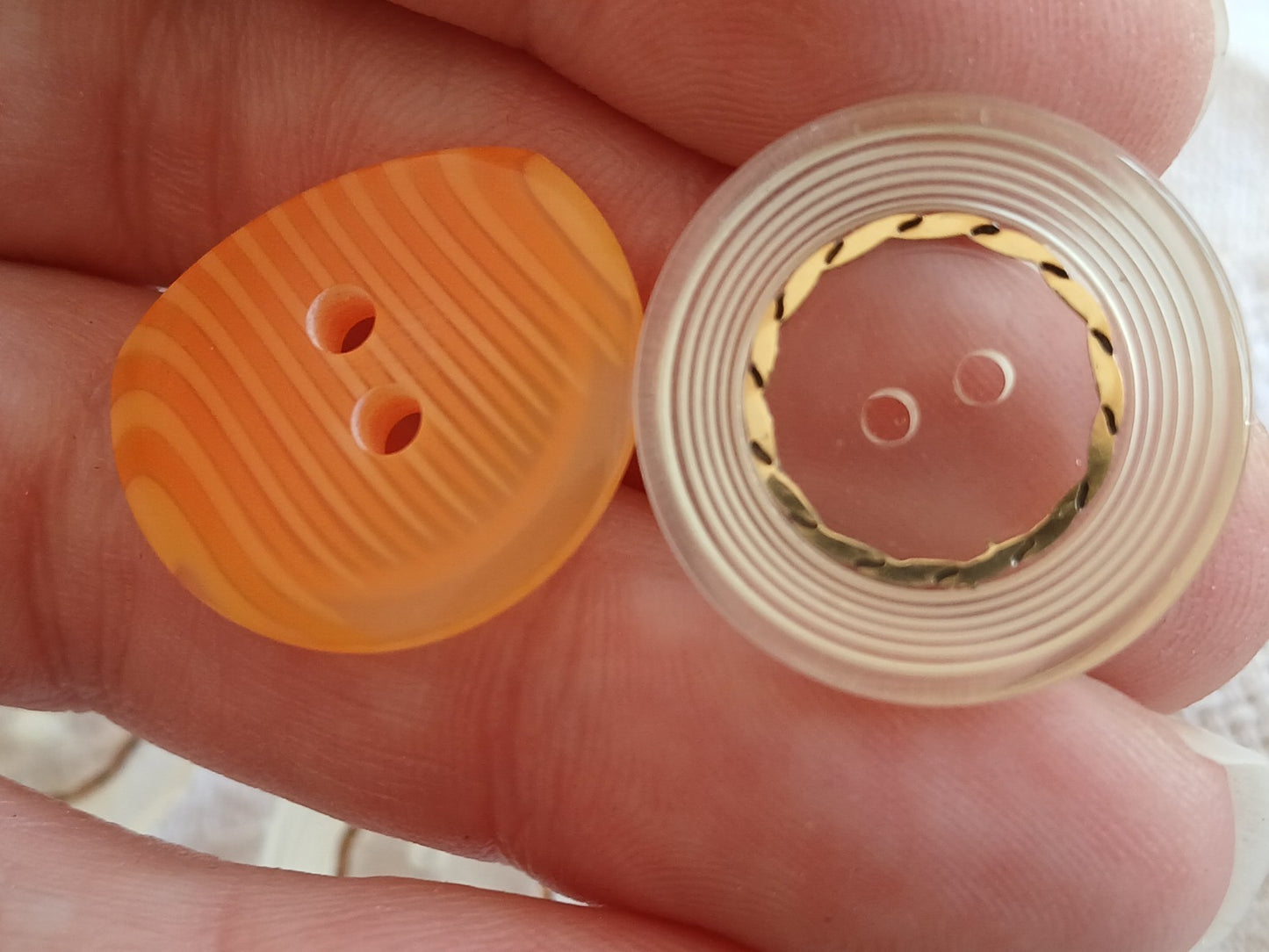 Lot 10 boutons vintage jaune et orange 2 et 2,2 cm ref 6479