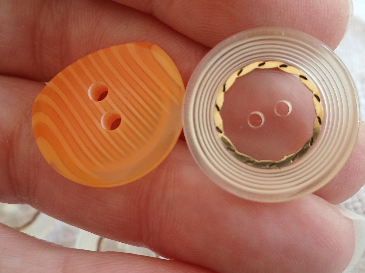 Lot 10 boutons vintage jaune et orange 2 et 2,2 cm ref 6479
