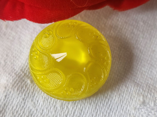 Gros bouton ancien en verre  jaune laiteux vintage 2,2 cm D5B