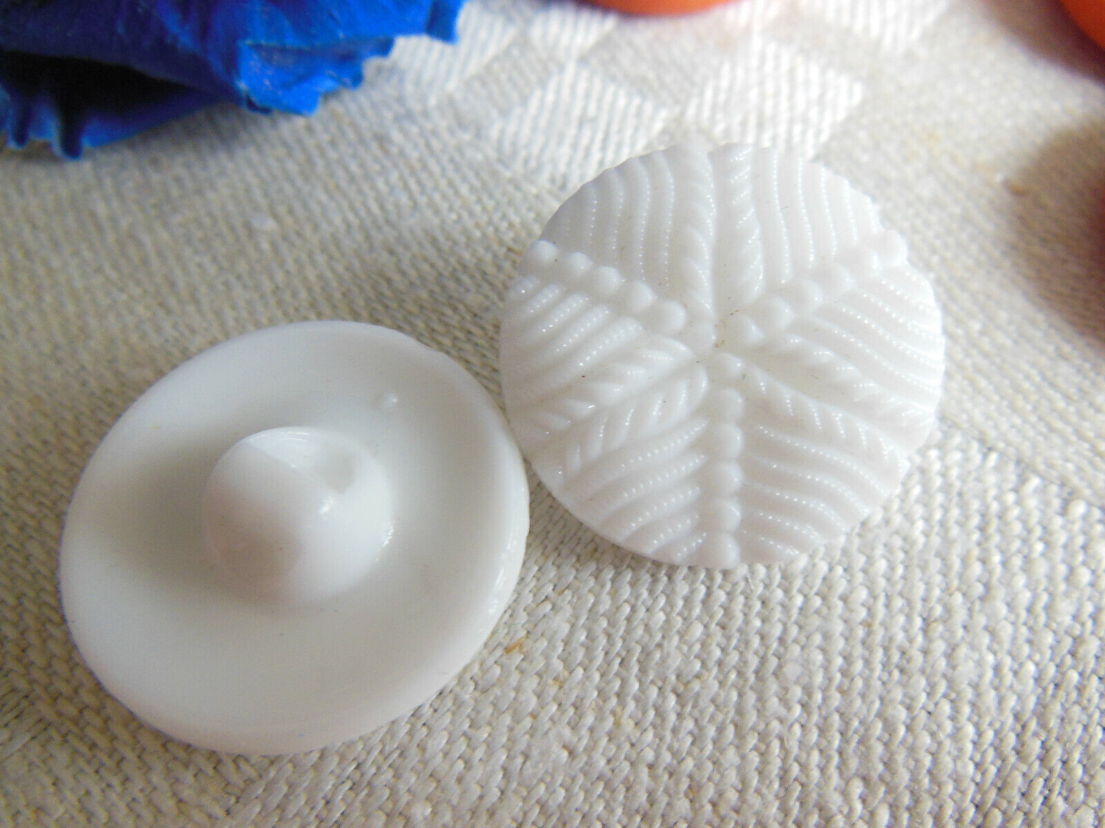 Duo gros boutons vintage blanc effet tissé motif 2,2 cm D10G