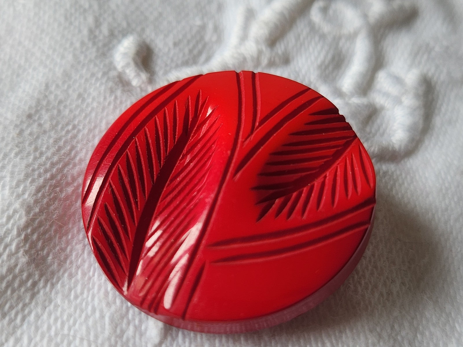 Collection bouton ancien rouge camaieu motif feuillage relief 2,6 cm G12J
