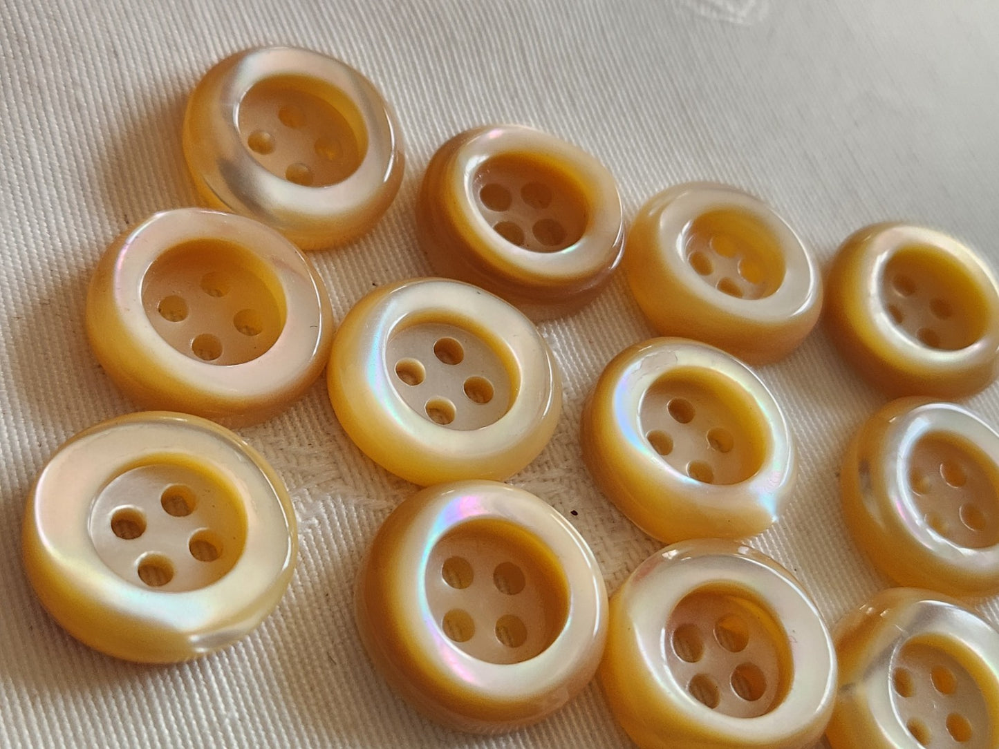 Lot  12 boutons anciens en nacre beige épais bord 1,7 cm lourd ref  6353