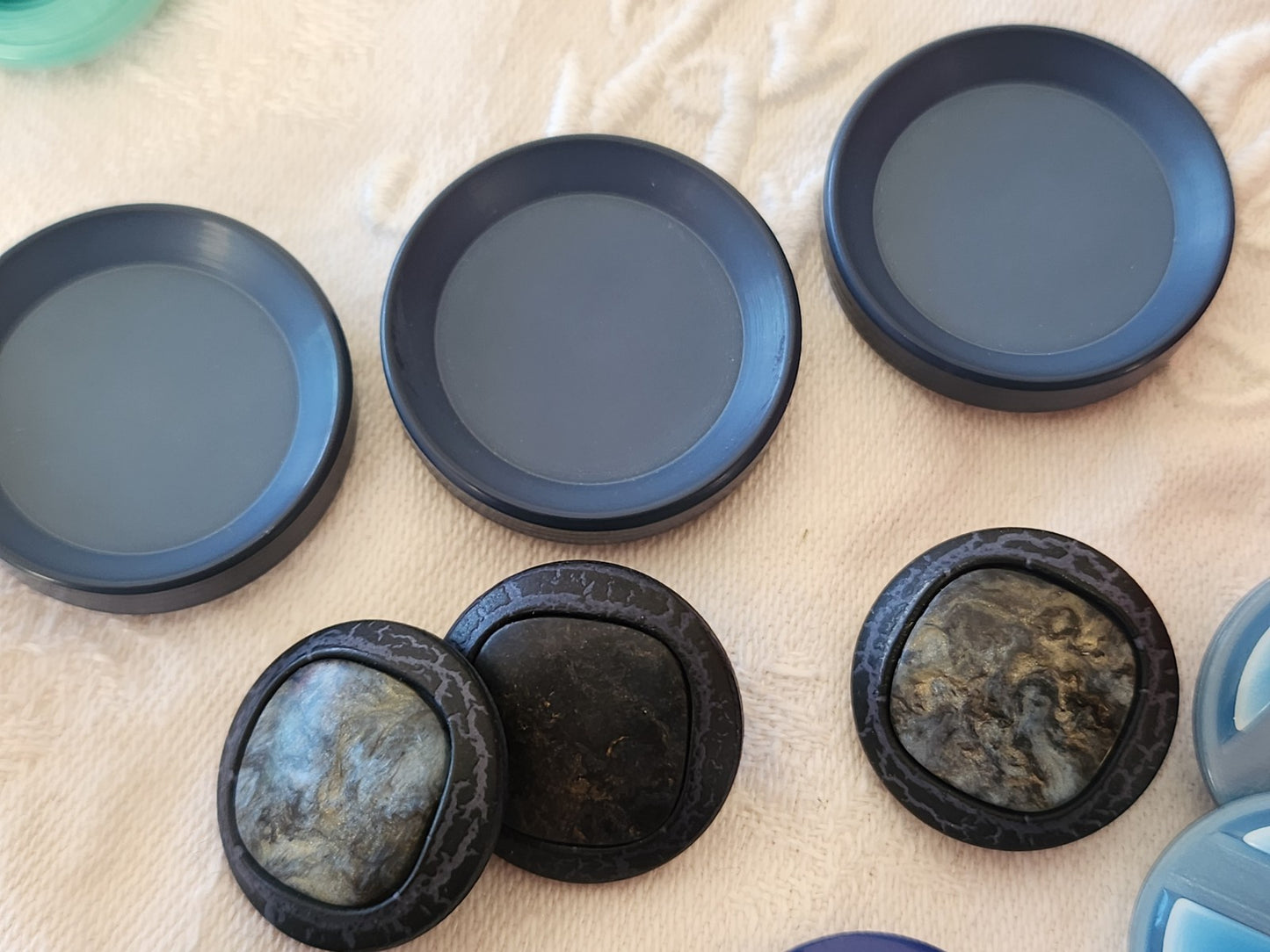 Lot 24  boutons vintage bleu trio 2,1 cm à 3 cm panaché ref 6065