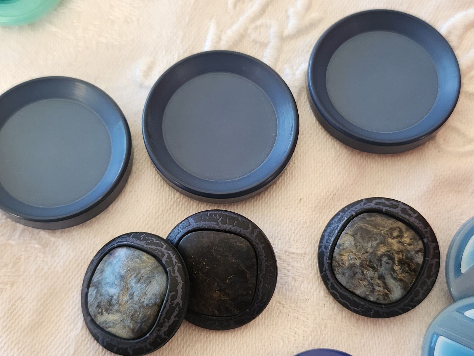 Lot 24  boutons vintage bleu trio 2,1 cm à 3 cm panaché ref 6065