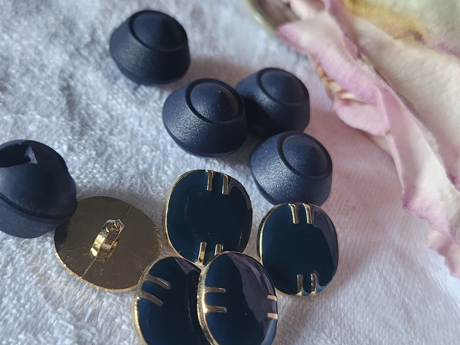 Lot 10 boutons vintage bleu pied 2 séries 1,4 et 1,3 cm ref 0860