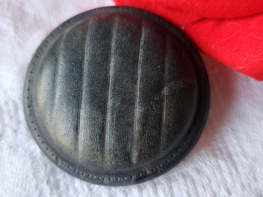 Gros bouton ancien en bois bleu attache agrafe 4 cm ref 3930