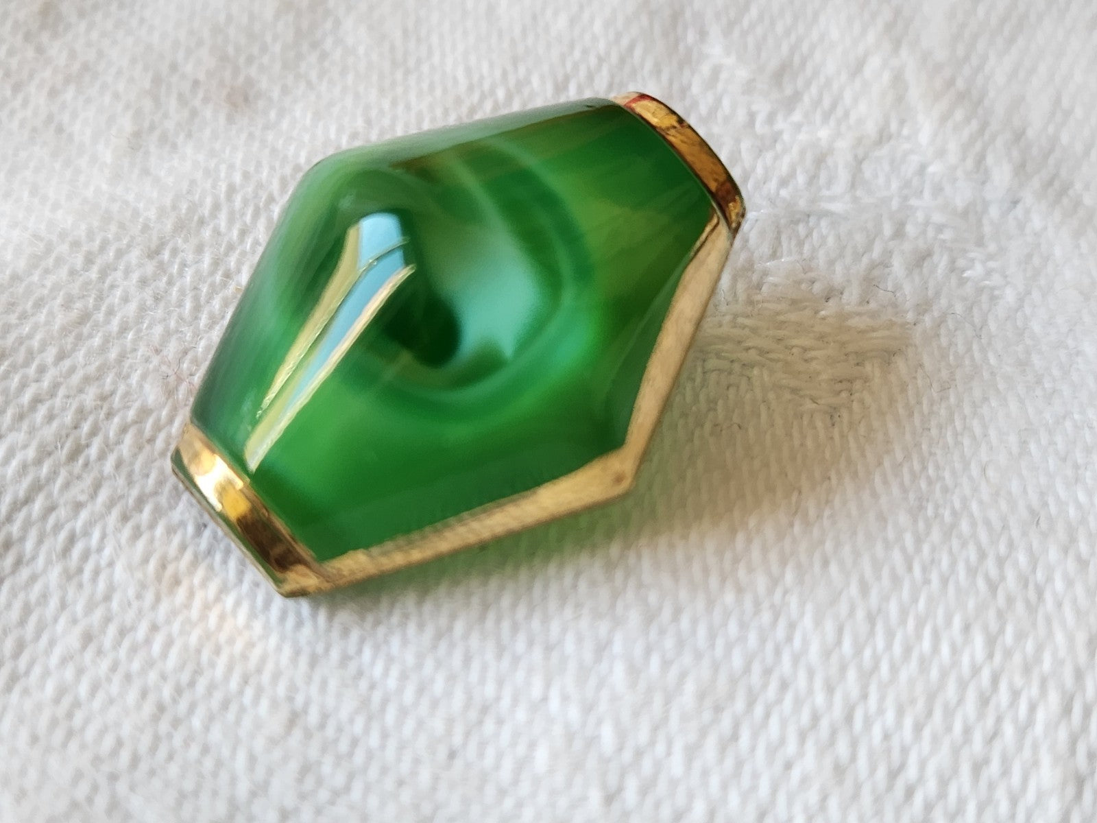 bouton ancien en verre laiteux vert 2,1 sur 1,7 cm D8K