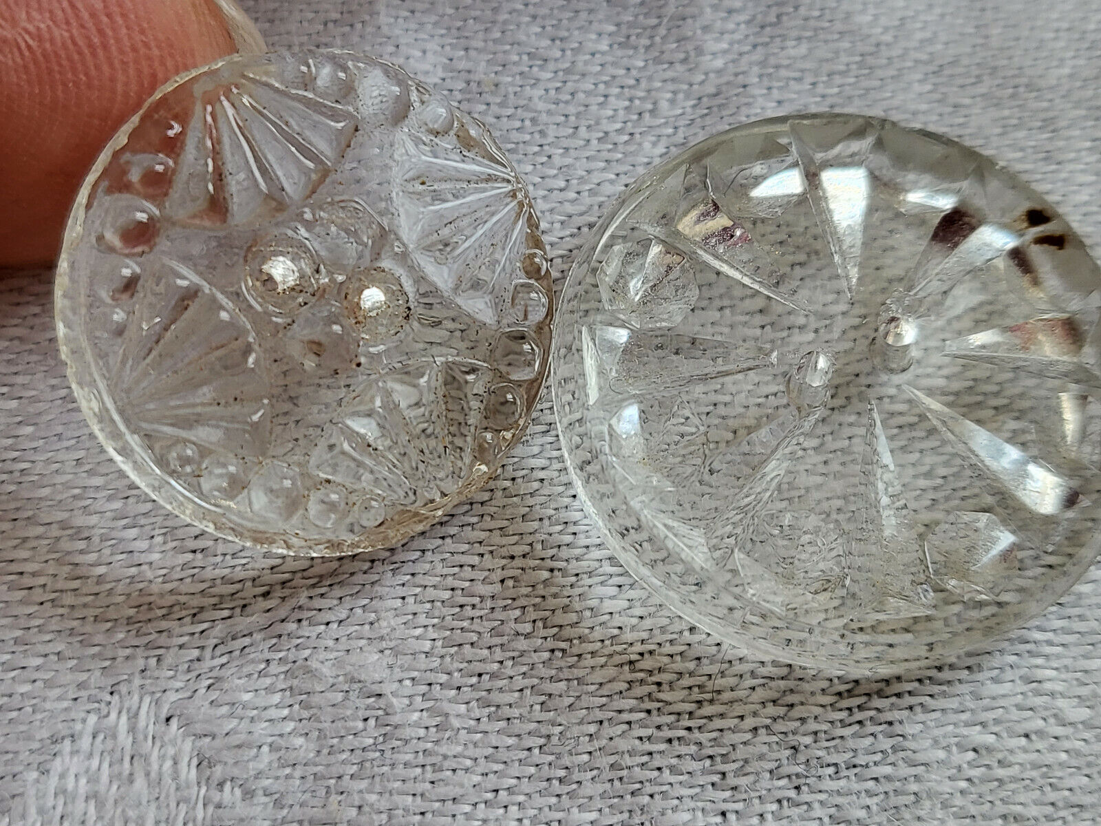 Duo boutons anciens en verre ciselés travaillé art deco 1,8 et 2,3 cm D7R