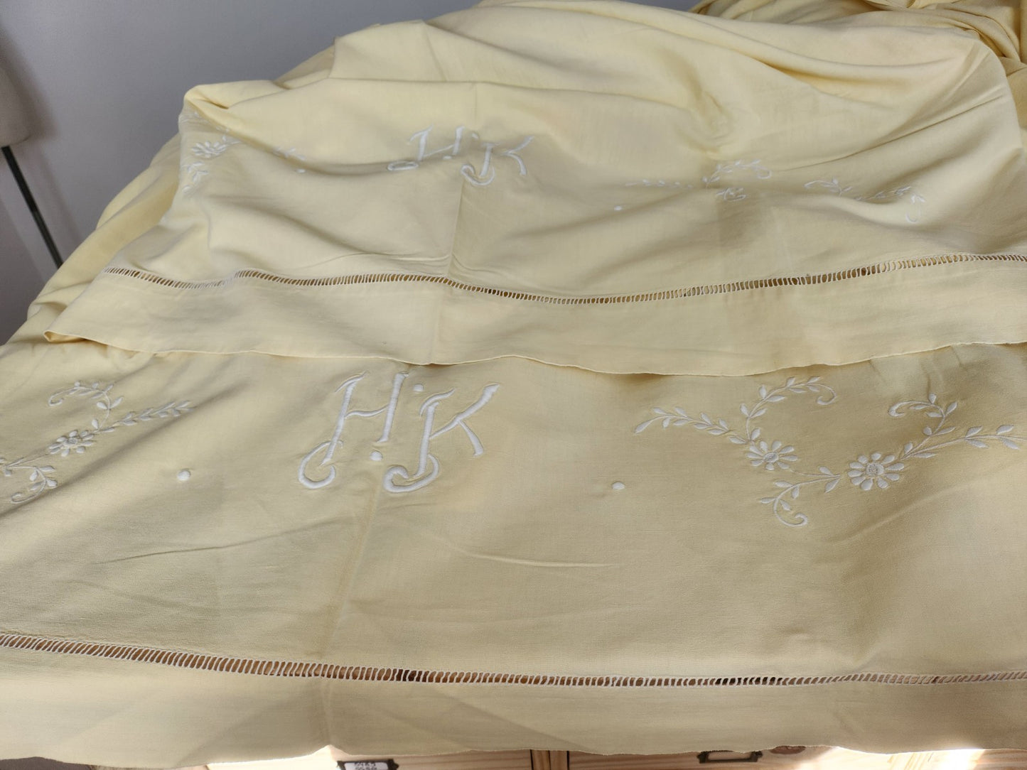 Lot deux draps anciens jaune monogrammes HK idéal rideau B6