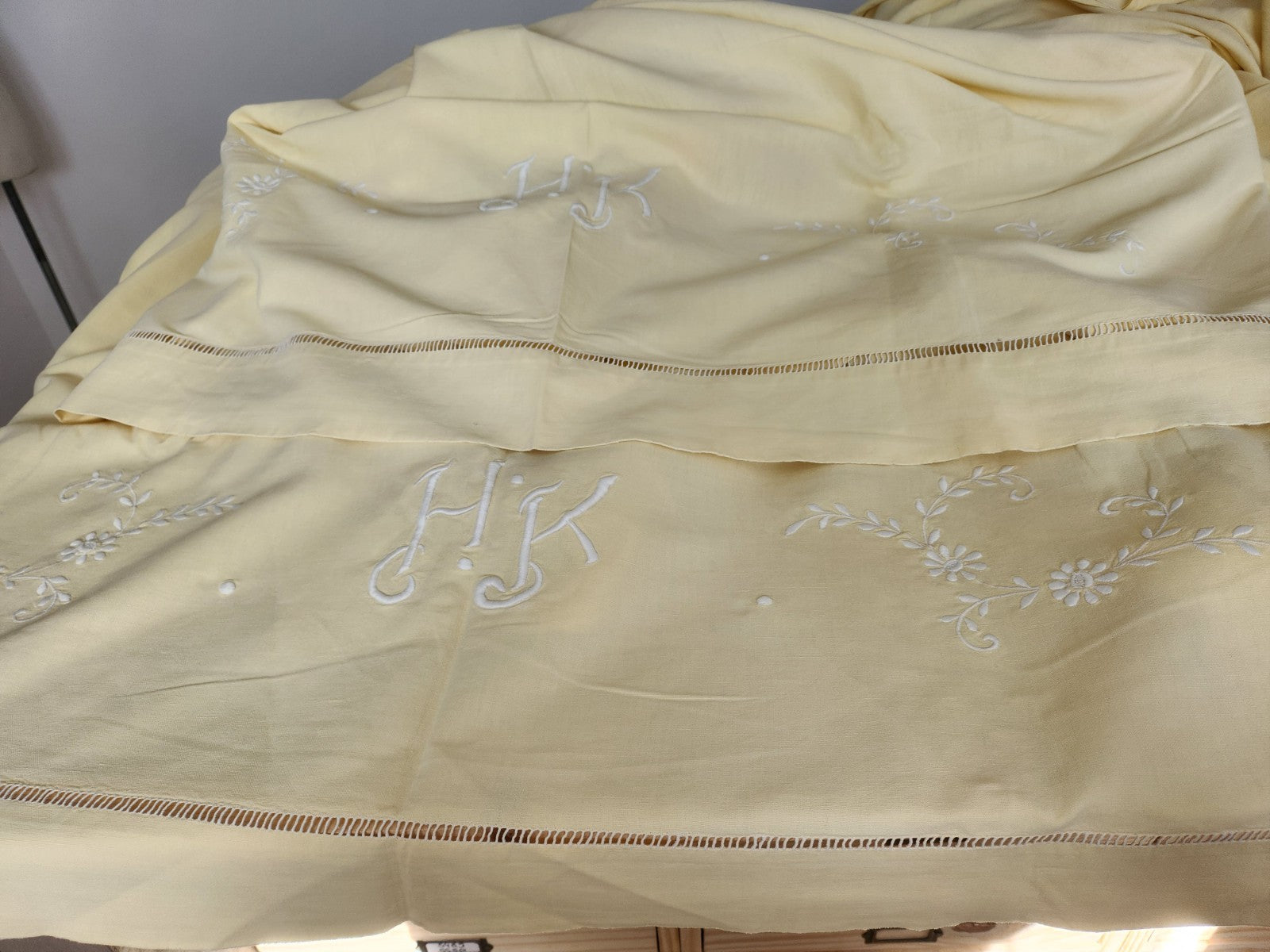 Lot deux draps anciens jaune monogrammes HK idéal rideau B6