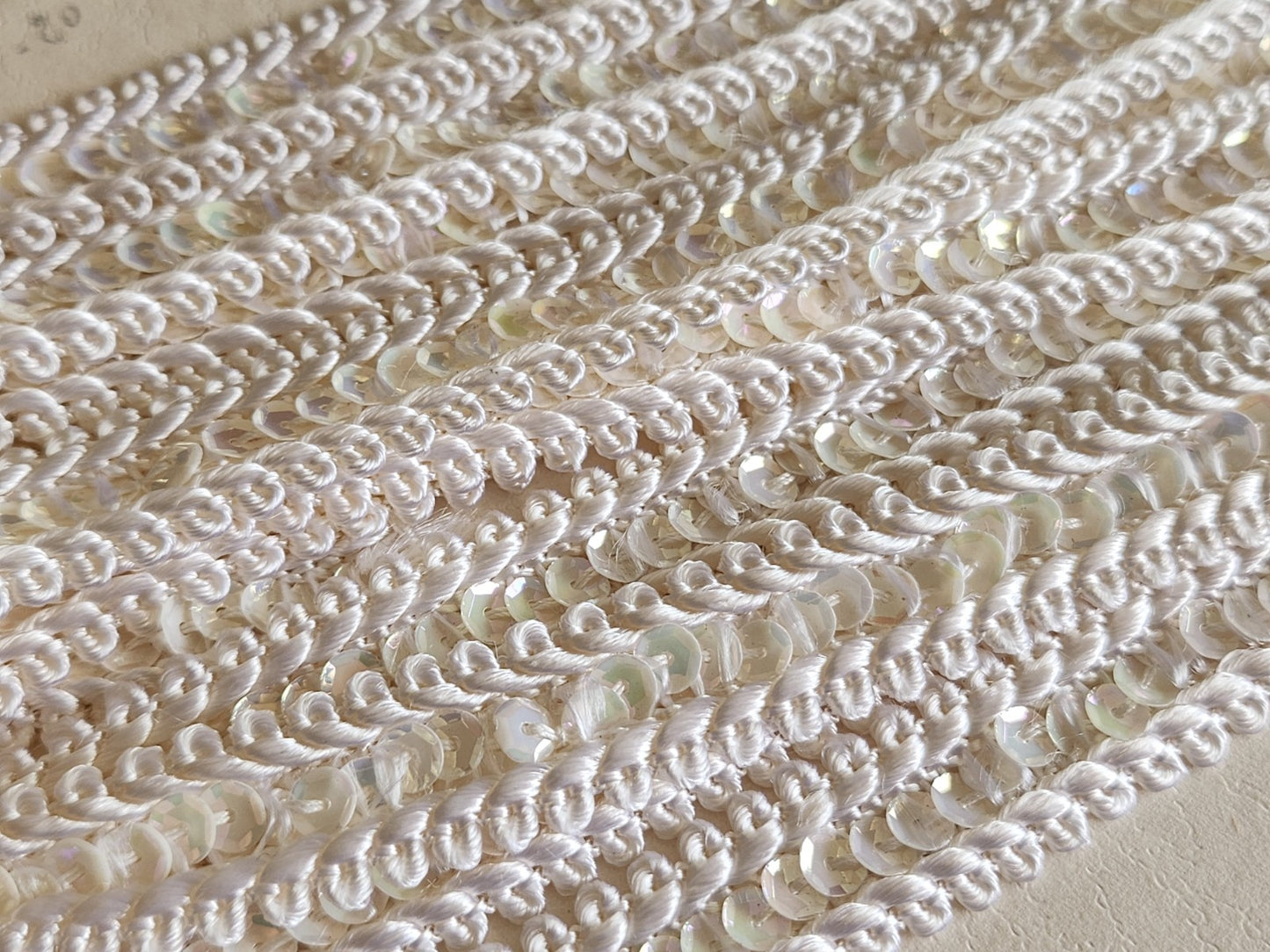 Galon vintage blanc sequin mordoré soyeux 2 mètres  sur 1,6 cm A5