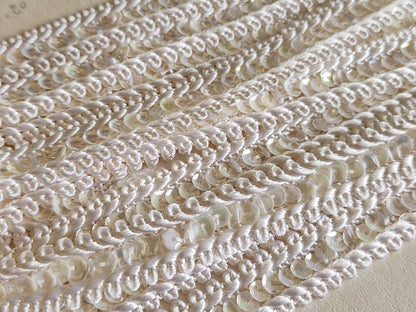 Galon vintage blanc sequin mordoré soyeux 2 mètres  sur 1,6 cm A5