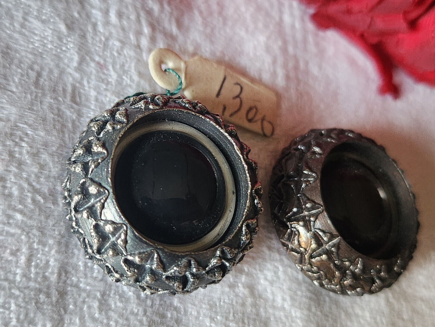 Duo gros  boutons vintage en résine coeur noir marron 2,5 cm pied ref 4824