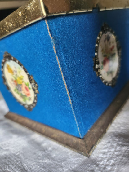 Ancienne boite tôle velours bleu medallon bouquet d'or vintage
