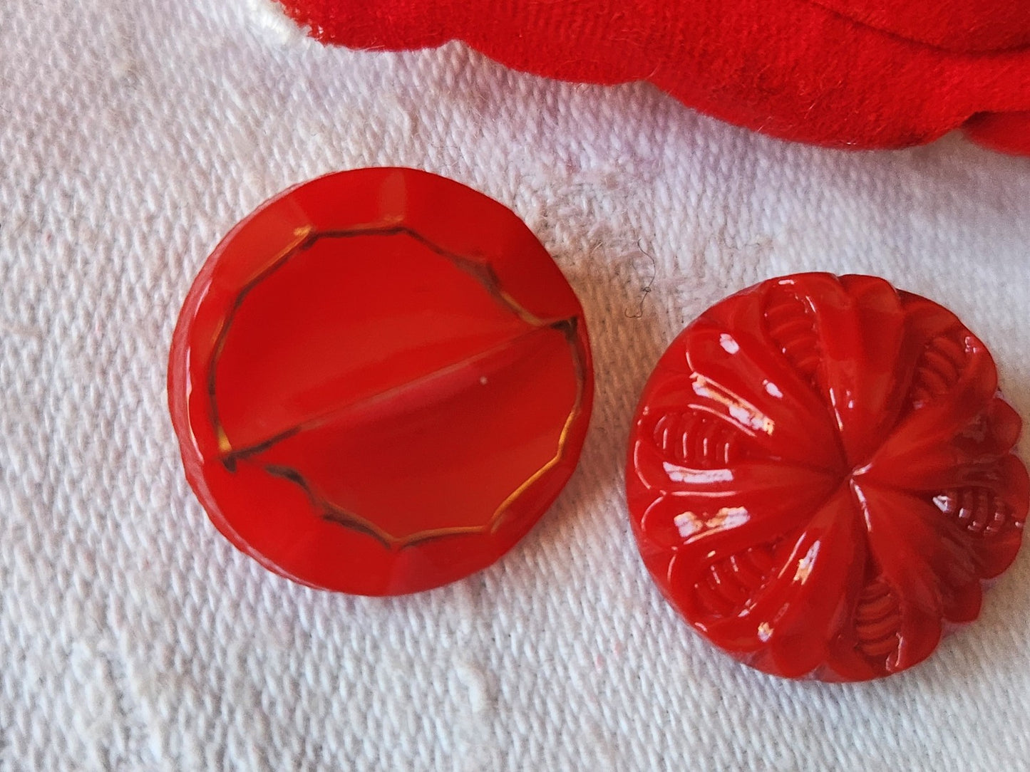 Duo boutons vintage en verre  rouge mordoré  1,8 cm D11C
