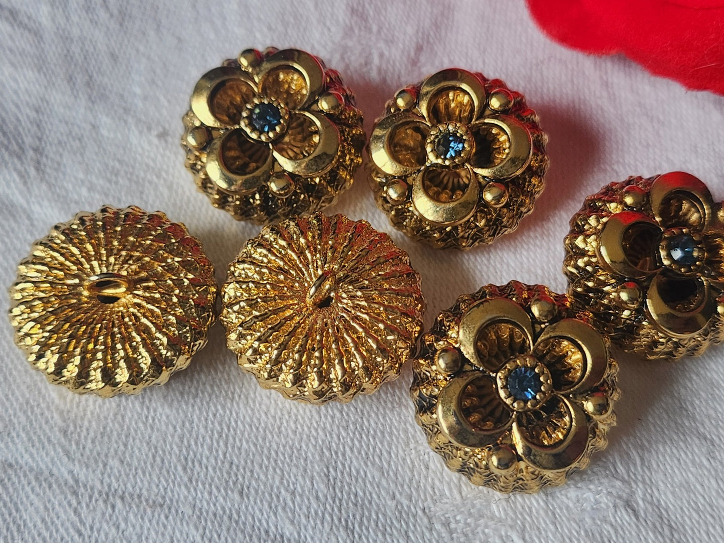Lot 5 boutons vintage en métal doré volume coeur strass bleu 1,5 cm ref 3887
