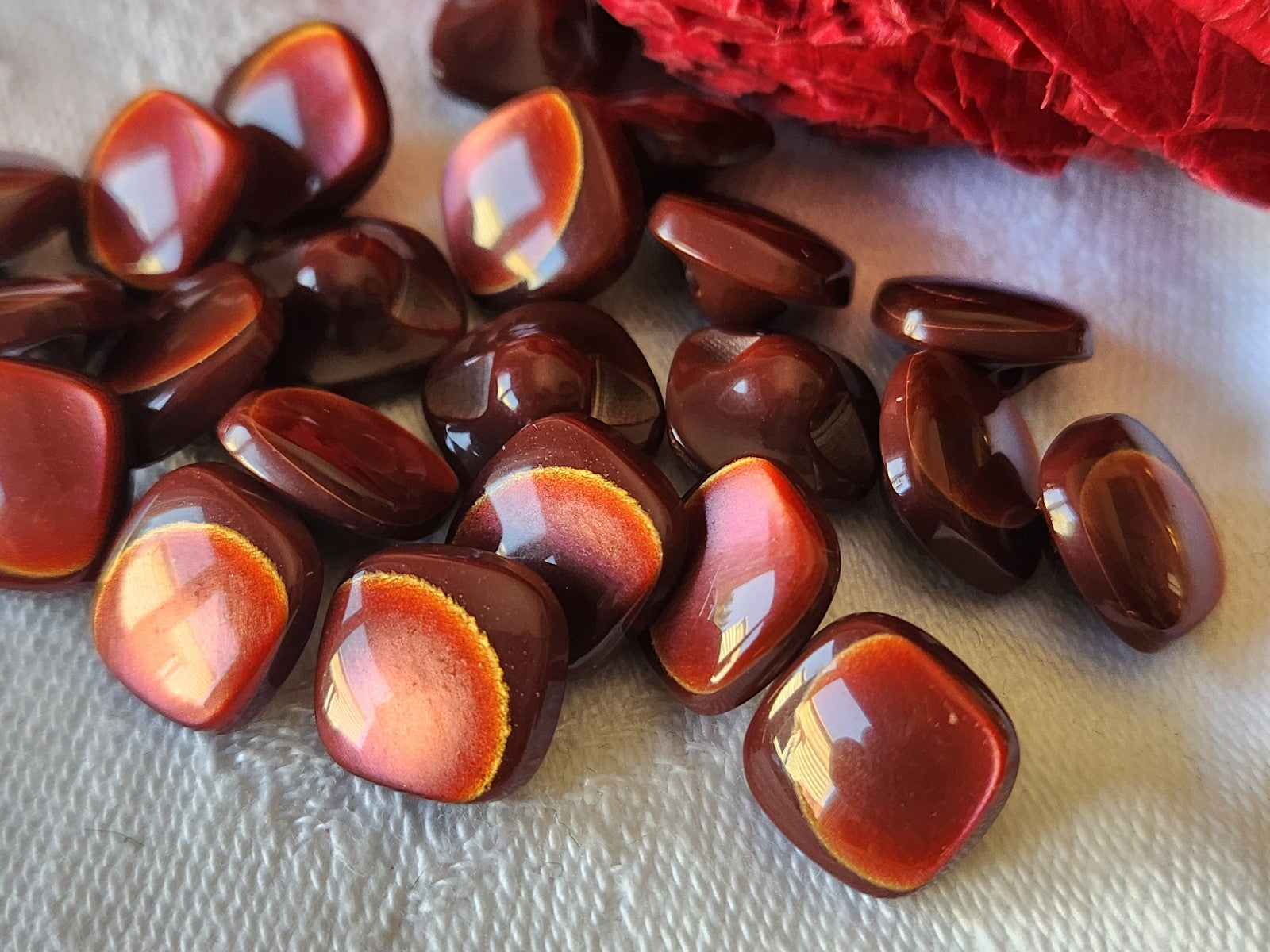 Lot 18 mini  boutons vintage à pied jolis marron /lie de vin   1 cm ref 5264