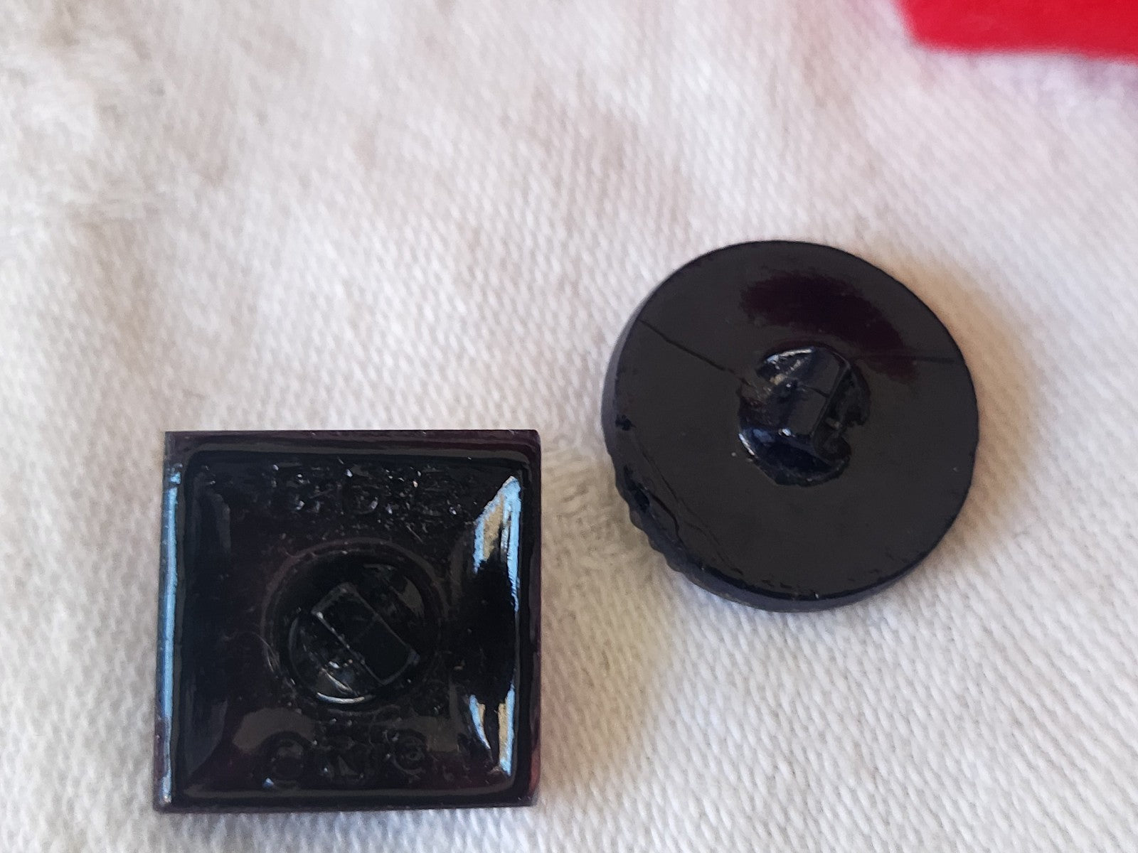 Duo boutons anciens en verre bleu à pied  1,7 et 1,8 cm D14E