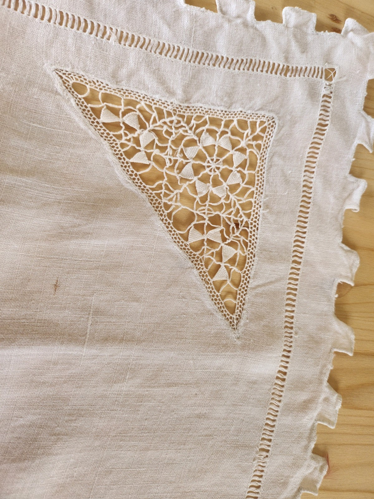 Ancienne nappe surnappe application jour  66 cm sur 88 B8